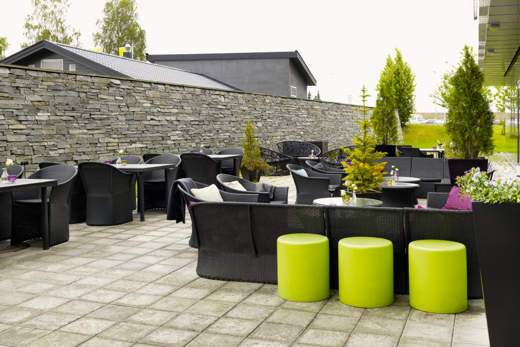 Copyright: Elin Strömberg © 2015 Terrasse med utemøbler, Scandic Oslo Airport